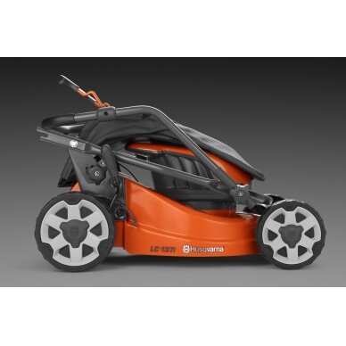 HUSQVARNA LC 137i be akumuliatoriaus ir įkroviklio 6 HUSQVARNA LC 137i be akumuliatoriaus ir įkroviklio 6